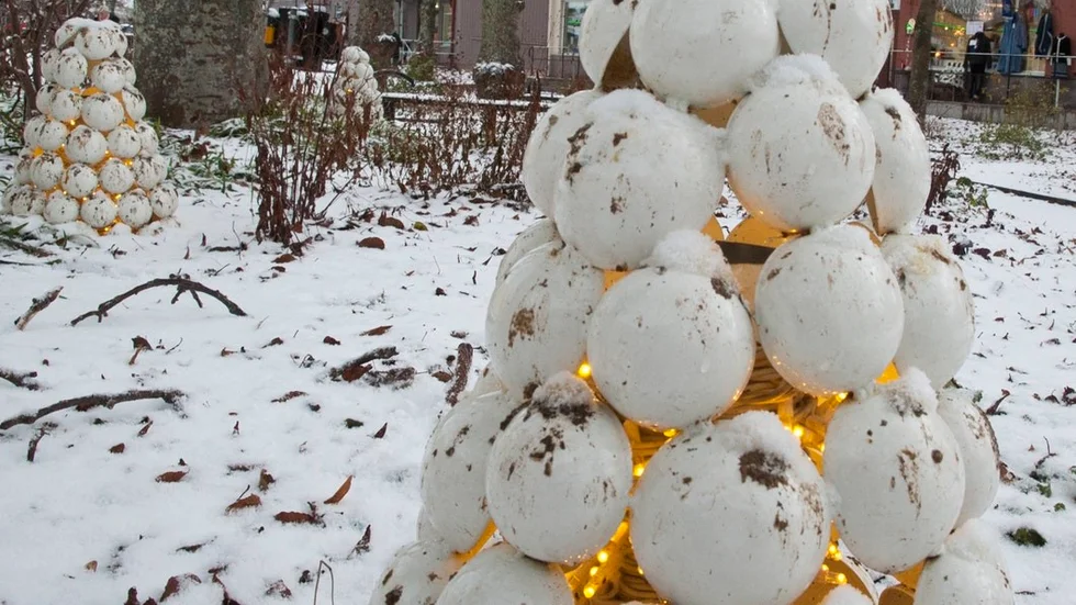 Ingen julbock. Däremot stämningshöjande julbolspyramider i snön vid torget i Trosa