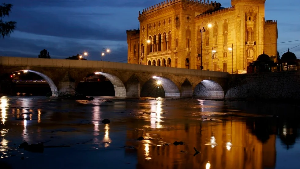 Ruinerna av stadshuset i Sarajevo som rymde nationalbiblioteket på en bild från 2008. I augusti 1992 träffades byggnaden av flera missiler och brann. Numera är biblioteket återuppbyggt, skriver Jesper Bengtsson i sin krönika.
