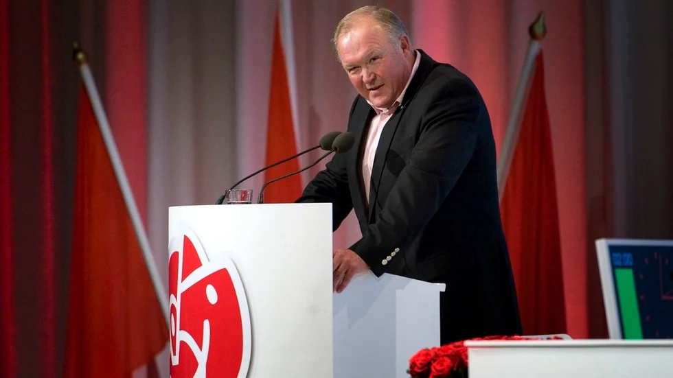 Reinhold Peterson vill ha svar från Göran Persson hur det blir med återbetalningen av de miljarder som togs ur AP-fonderna för att rädda bankerna för 15 år sedan.
