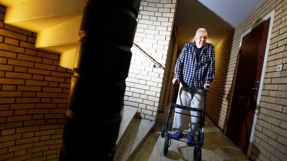 Det var i foajén till sitt trapphus som 85-åriga Strängnäsbon Lars-Erik Norström var med om den obehagliga situationen på onsdagen.