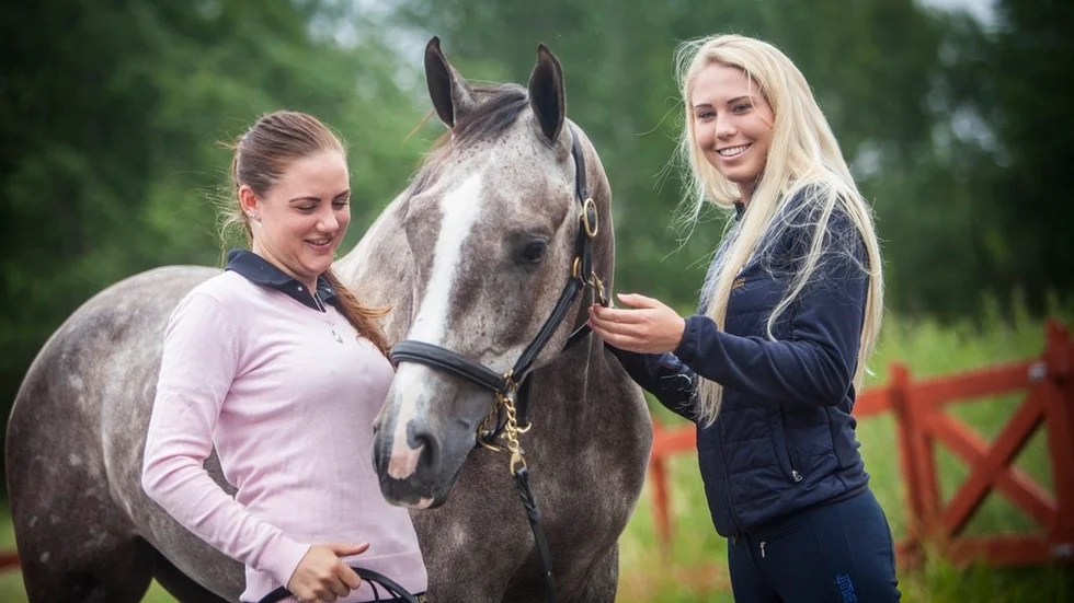 Sanna Nilsson, till höger i bild, från Eskilstunaortens Ryttarförening är en av de nominerade i kategorin Årets prestation.