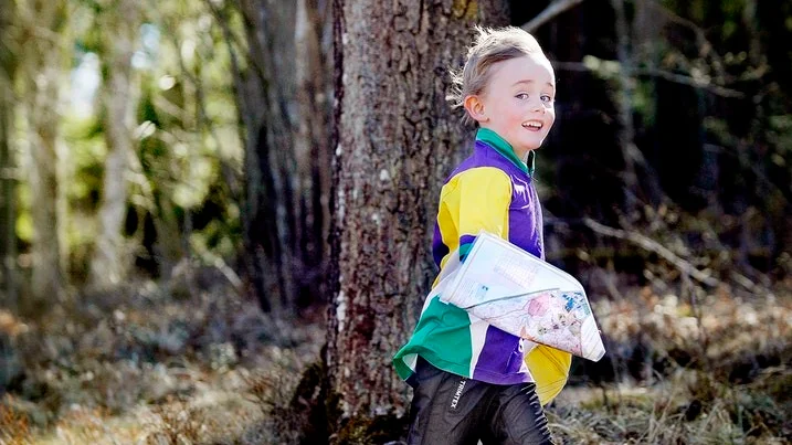 Visst ser 6-årige Jakob Sterner från Strängnäs-Malmby ut att tycka orientering är alldeles fantastiskt roligt när han spurtar mot målet i lördagens ungdomstävling.