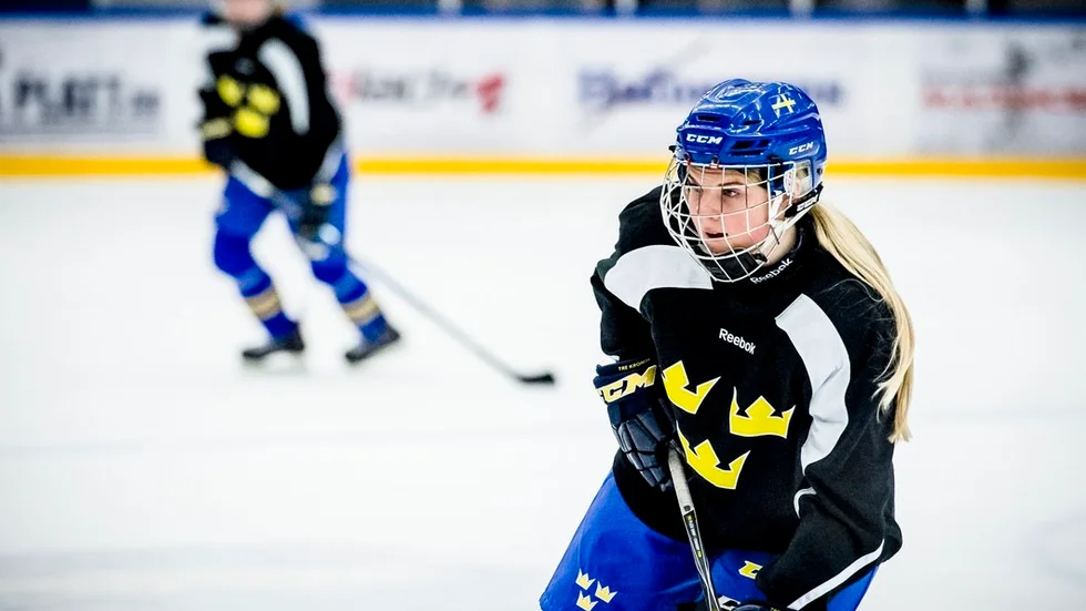 Nyköpingstjejen Lova Blom på U18-landslagets första ispass i Nyköping. Tre träningslandskamper på Rosvalla mot Finland väntar i helgen.