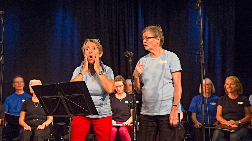 Gudrun Lundqvist, Kristina Sandström och resten av Oxelökören gör en konsert på temat livsglädje. "Nu så ska vi ut i dag, mitt lilla fejs och jag", sjunger de.