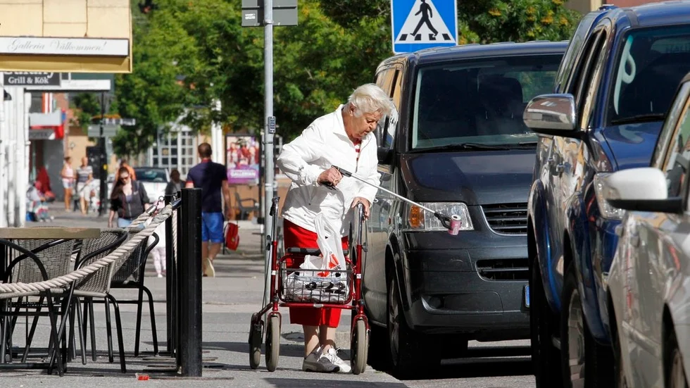 Bild från i somras, då tidningen först berättade om Barbro Norén och hennes skräpplockande i centrala Strängnäs.