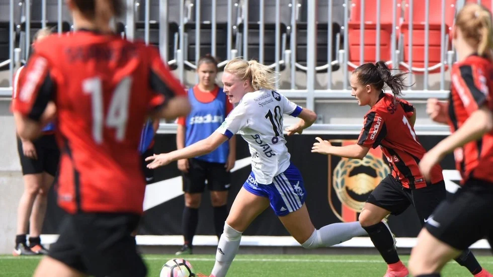 Alma Sjödahl lämnar Brommapojkarna för spel i IFK Norrköping. På bilden möter hon just BP, fast iklädd en IFK Nyköping tröja.