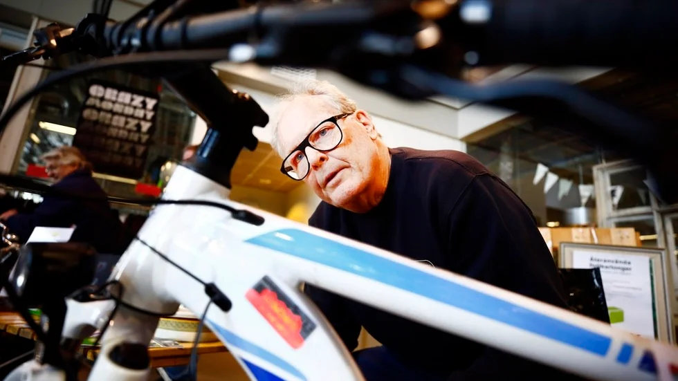 Med hjälp av UV-ljus syns cykelmärkningen som Smartsand och dess vd Pär Sandevik visade upp under cykelmekardagen.