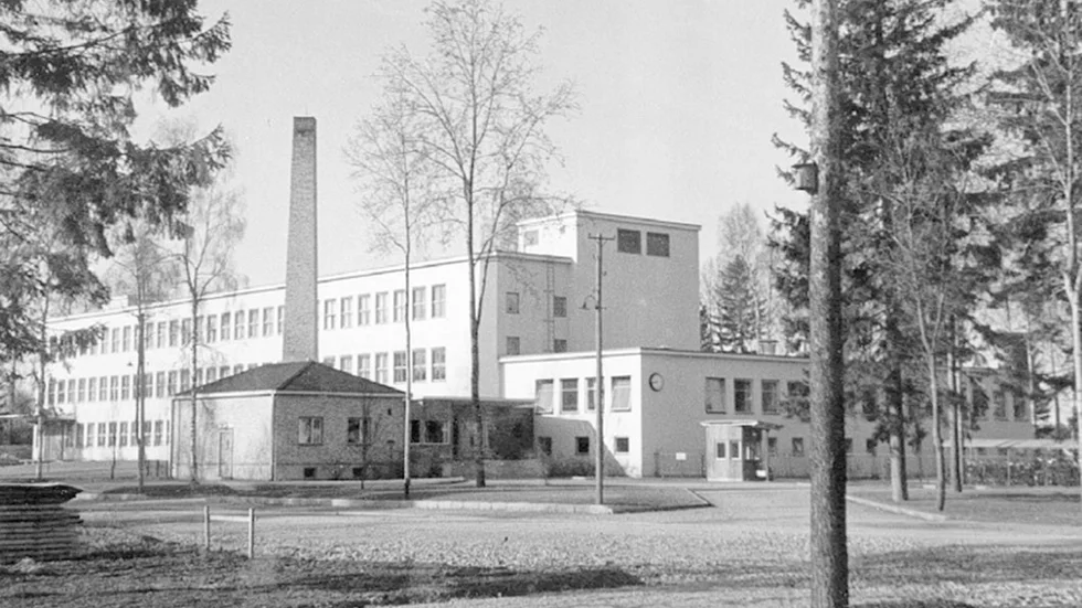 LM Ericsson hade svårt att få tag i personal i Stockholm och utlokaliserade. Till Katrineholm kom företaget den 14 februari 1946.