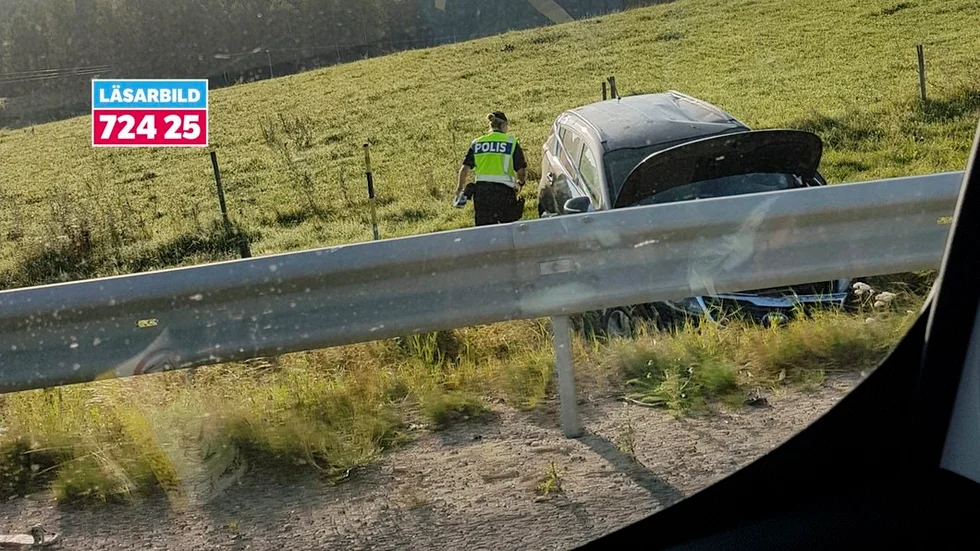 Personbilen for över räcket och hamnade på ett gärde.
