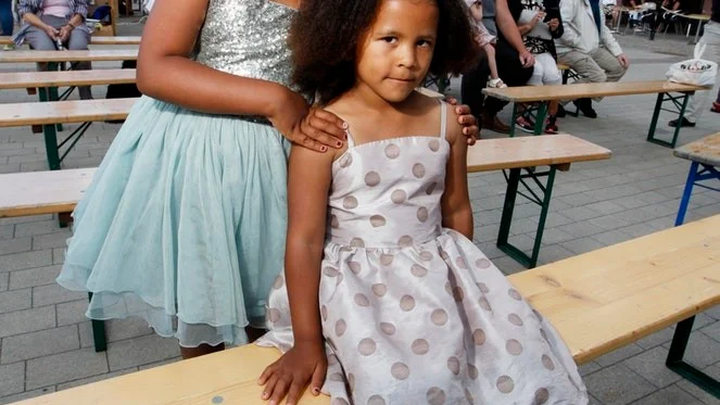 Systrarna Sofia och Sania Simpoha Nylin var två av festivalbesökarna som ville fira kronprinsessan Victoria, som fyllde 40 år på fredagen.