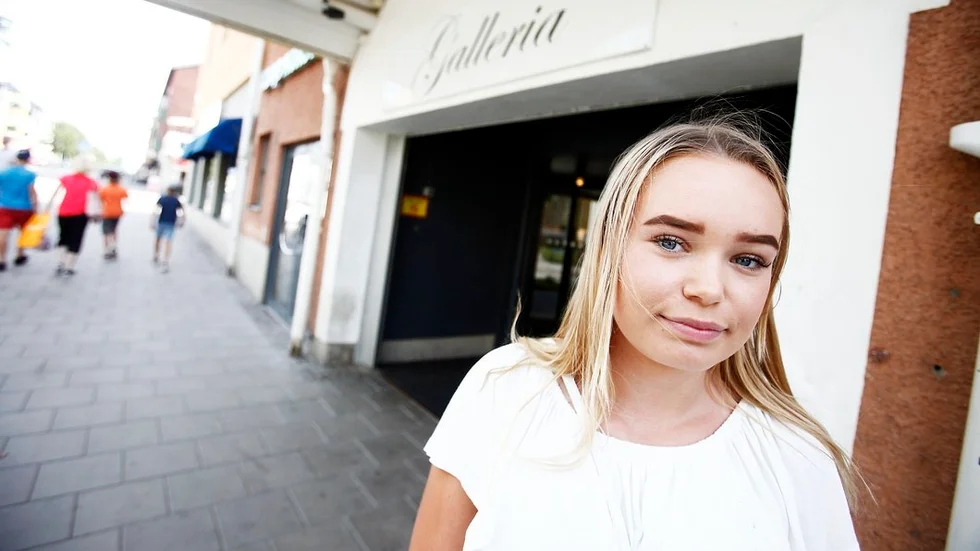 Det var här, utanför Präntarens entré, som sextonåriga Erika Blomberg blev stoppad och avkrävd pengar av en man efter att hon skrivit sin signatur på ett upprop för dövstumma personer.