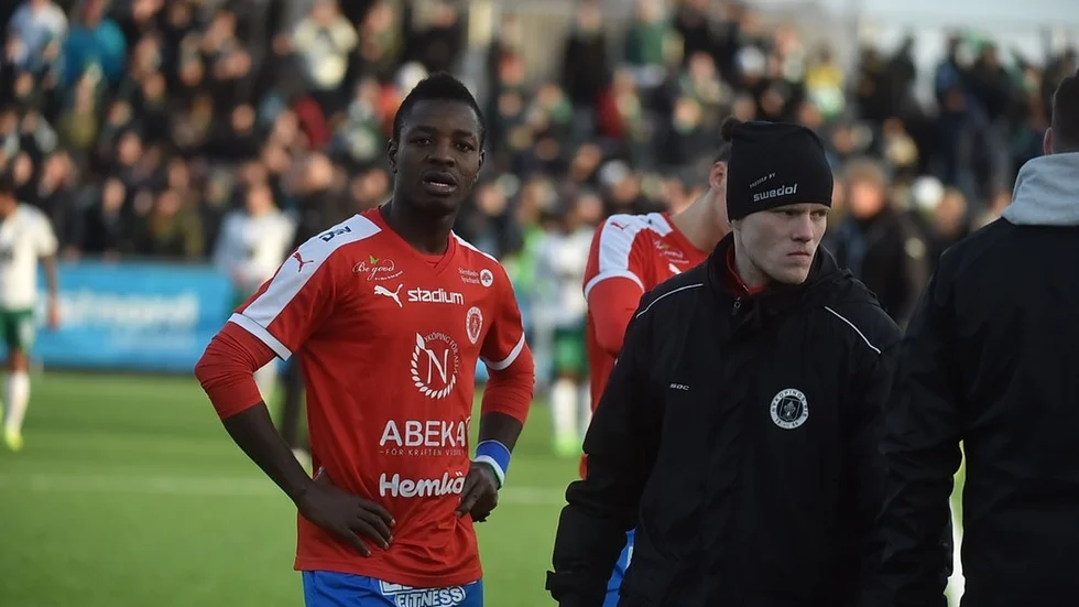 Bissarnas förre mittback Ishmael Koroma kommer att spela på division 1-nivå nästa säsong.