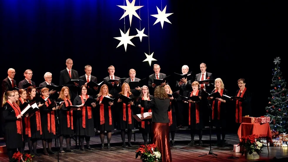 Nyköpings Kammarkör inledde sin julkonsert i söndags i Culturum med att kramas och byta julklappar. På paketen fanns också rimmade verser som presenterade sångerna som sjöngs.