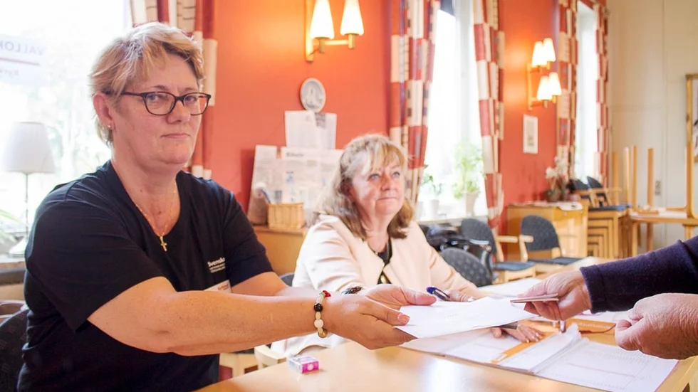 Valförrättarna Anita Blidh och Marian Loley tog emot valsedlarna i församlingshemmet på Norr.