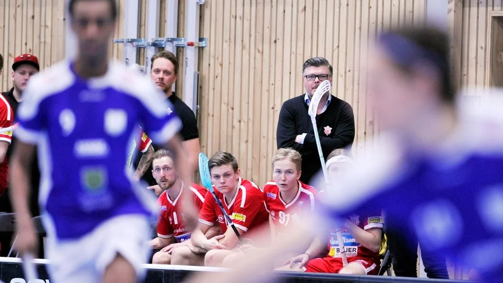 Coachen Peter Lund (bakom vita klubban) stannar och inleder direkt jobbet med att behålla ett antal viktiga spelare i SIBK. Framtiden är exempelvis osäker för kvartetten som syns på bänken här, Christian Bernhav, Adam Wastesson, William Broberg och Linus Dahlström (skymd).