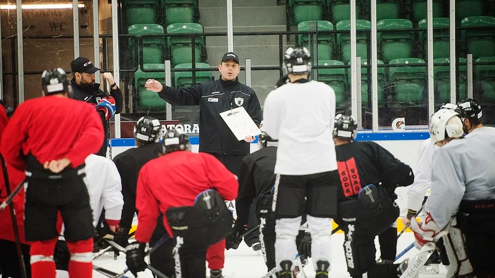 Torbjörn Johansson hade alla med – för första gången på länge – när Nyköping Gripen Hockey under tisdagen körde igenom årets första gemensamma träning.