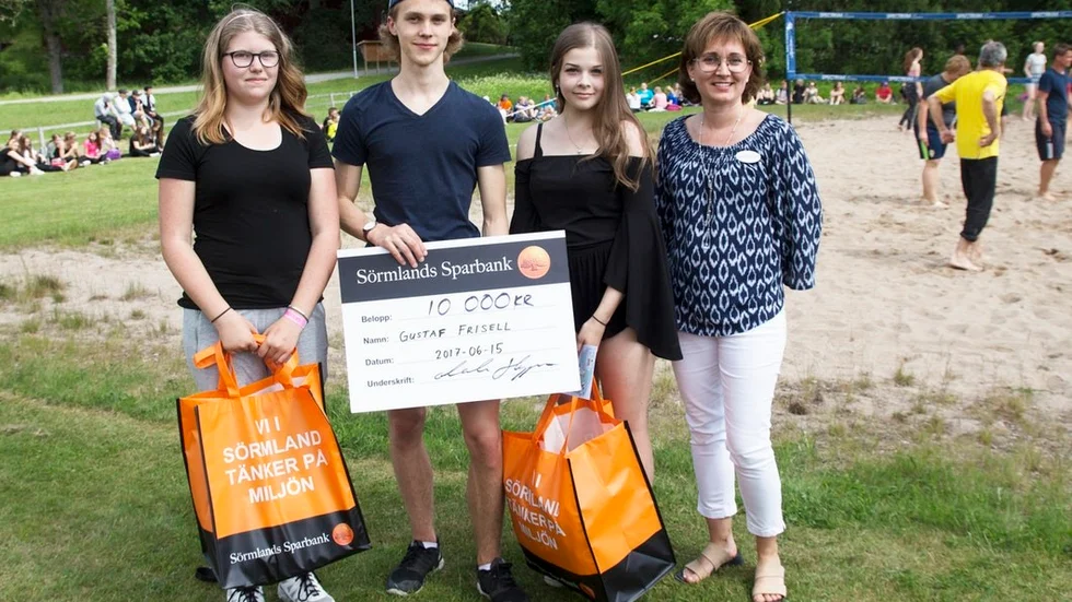 Agnes Karlsson, Gustaf Frisell och Mikaela Augustsson var de tre niondeklassare från Södra skolan som fick ta emot pris.