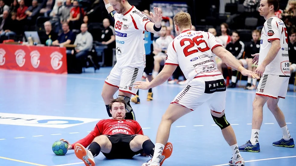 Robin Andersson Dickfors fick med sin uppoffrande spelstil ta en del smällar mot Malmö. Men den värsta var ett blockat skott som gjorde att en benflisa lossnade i ett finger. Därför tvingas Guifstjärnan nu vila. Foto: Veronica Karlsson