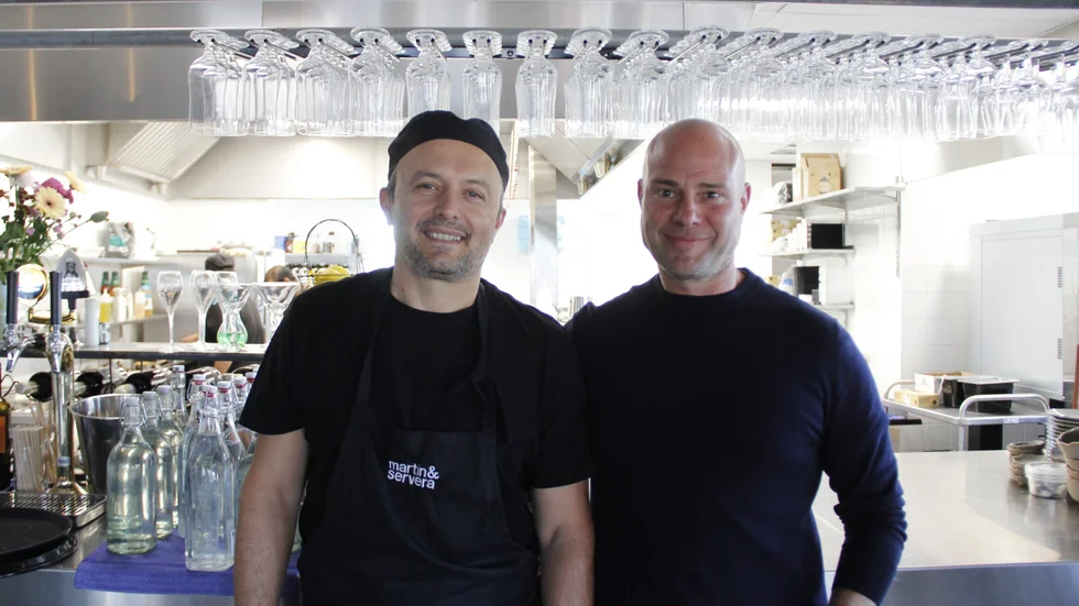 Bakom restaurang Lindbacken ligger bland annat driftschefen Alexandros Gjinos och delägaren Markus Lindbom, känd för bland annat Uppsalarestaurangen The Loco.