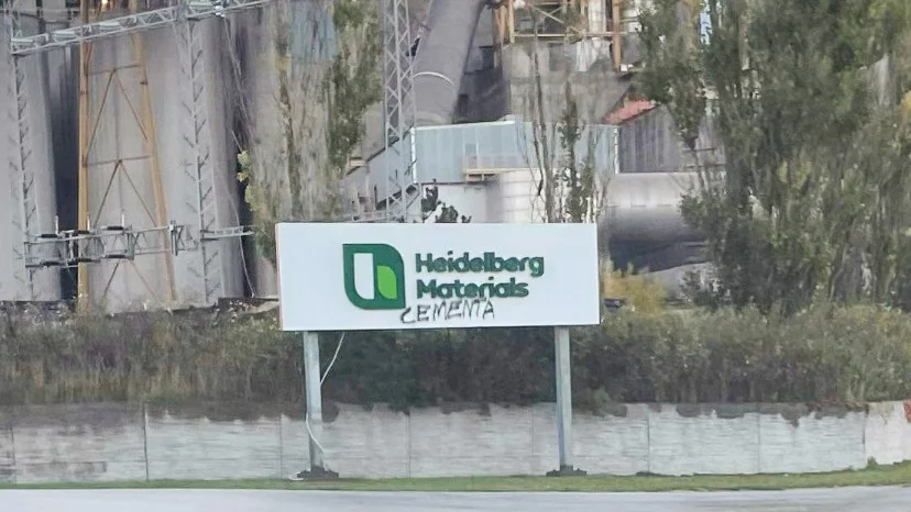 Skylten vid Heidelberg Materials fabrik i Slite har utsatts för klotter.
