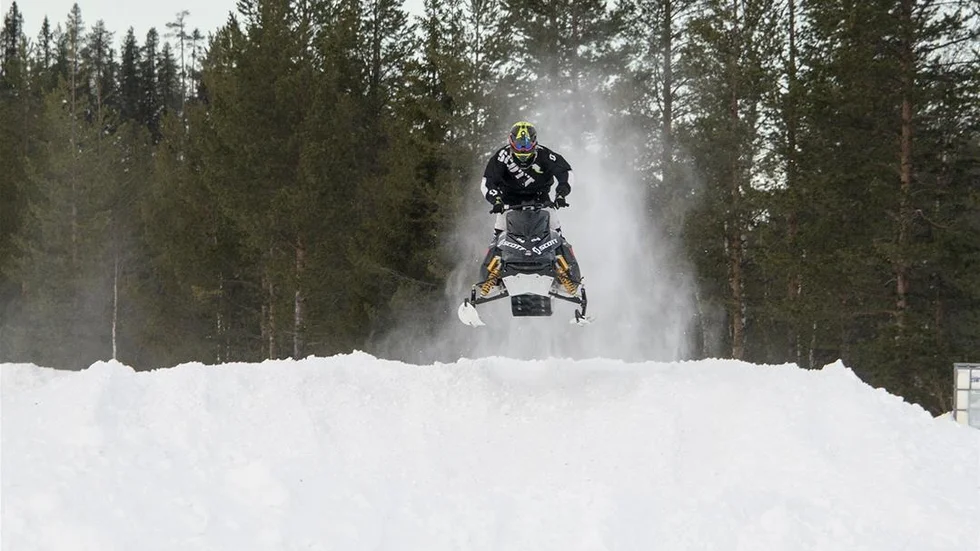 Arvidsjaurs hemmahopp Albin Lundqvist, 16 år, tränar på SM-banan. Om två månader är det SM-final i skotercross och Albin är en av förarna som gärna vill vara med i startfältet då.?FOTO: GÖRAN WESTERLUND