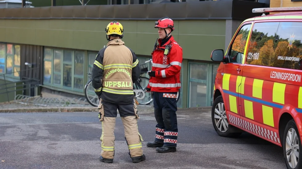 Räddningstjänst på plats vid Akademiska sjukhuset efter att personal inandats farlig rök. 