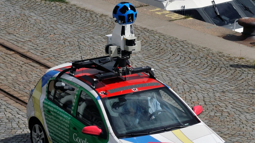 En bilförare som filmade åt Google maps åtalades för brott vid Uppsala garnison men frias. Genrebild.