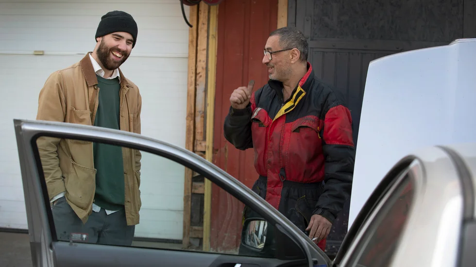 Bo Johan Sörensen har filmat Ali Hasim Kasmoola, ägare av Lillpite Auto Care bilverkstad i drygt ett år. De har under tiden byggt upp en god vänskap och trots att det varit många tunga stunder kan de också hitta glädjen när de ses.