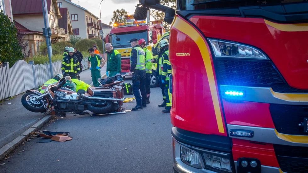 Motorcyklisten fördes till sjukhus med okända skador, men ska vara vaken och talbar, enligt räddningstjänsten.