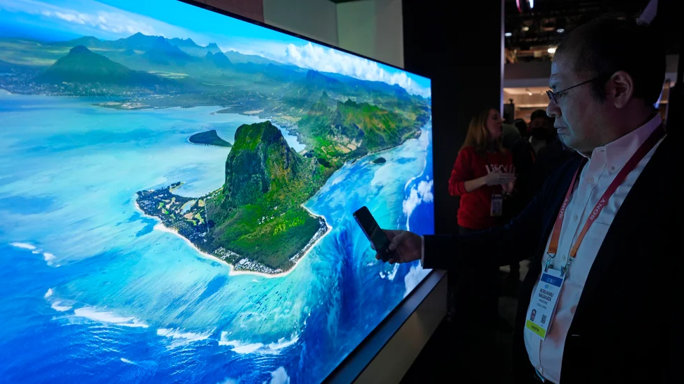 En man tittar på en OLED-TV. Mannen på bilden är inte insändarskribenten.