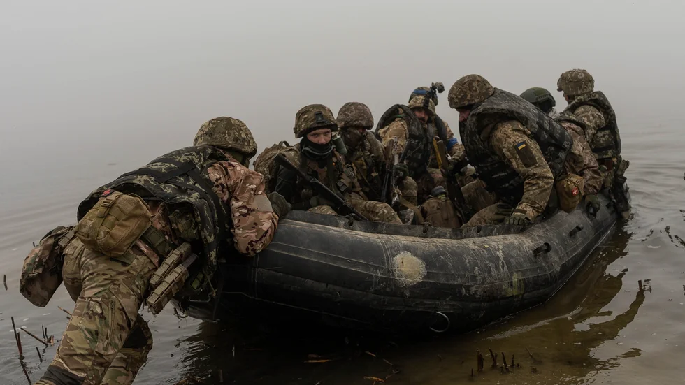 Ukrainska soldater vid Dneprs strand. Bilden togs i oktober.