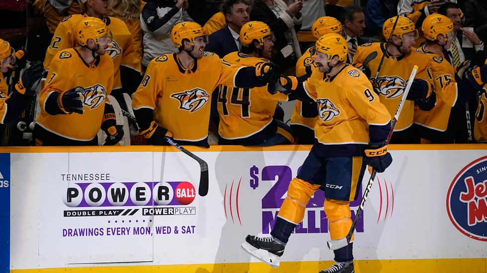 Nashvilles Filip Forsberg firar med laget i en match där Nashville vände från hotande förlust till vinst inom loppet av 16 sekunder i matchens sista minut. Forsberg gjorde två mål.