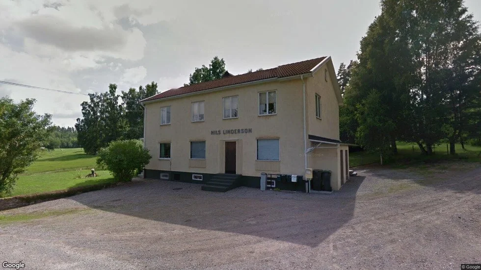 Huset där företaget tänkte starta ett HVB-hem ligger på adressen Ålhult 3, där "Lindersons affär" tidigare låg.