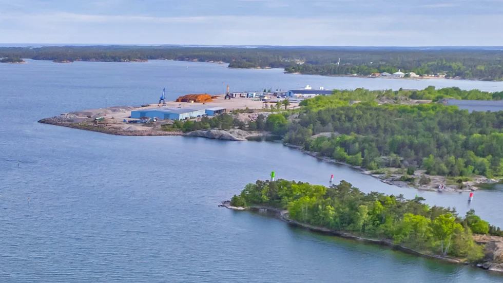 Nordlig drönarvy över Blockholmshålet med hamnen i bakgrunden. En vy som riskerar att förändras.