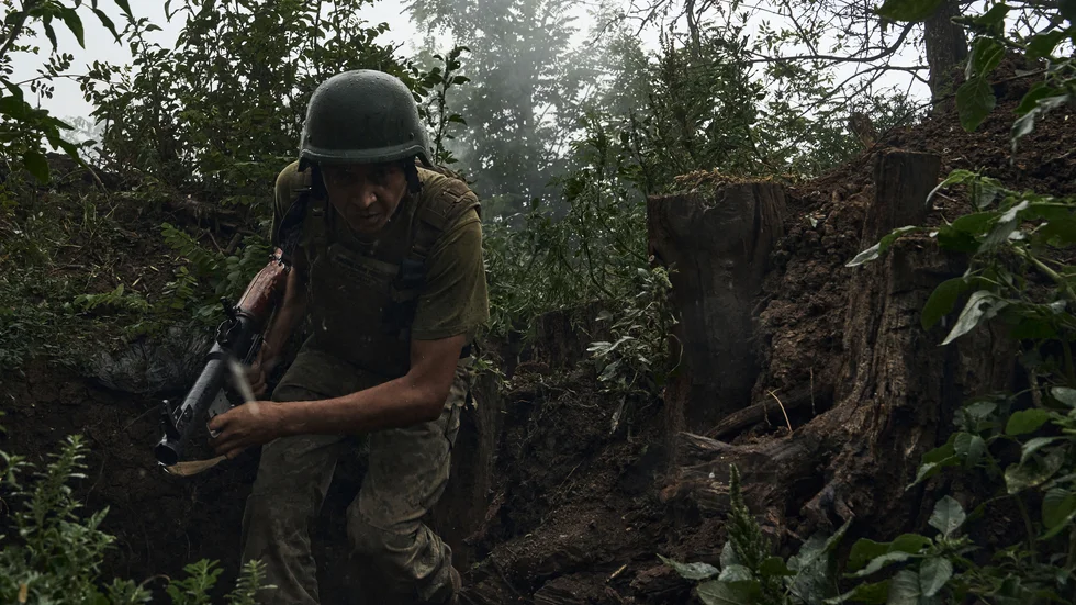 Ukrainas offensiv mot Rysslands försvarslinjer i syd går inte snabbt fram. Här är en ukrainsk soldat i en skyttegrav längs med fronten i syd. Bilden togs den 10 augusti. Arkivbild.