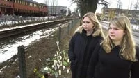 Emelie Heiskanen och Therése Törnfeldt går båda på Tjustskolan. De passerar den farliga järnvägsövergången flera gånger om dagen. Efter den tragiska dödsolyckan efterlyser de en säkrare övergång med ljud- och ljussignaler. Foto: ANDERS LILJEGREN