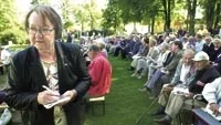 I Stadsparken fick Marit Paulsen signera många exemplar av sin bok En liten bok om euron.  Foto: ANDERS LILJEGREN