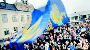 Flaggar för fullt. Tomasz Gollob firar SM-guldet med att flagga inför Västervik Speedways supportrar.                                                                                                                                                                                      Foto: ANDERS LILJEGREN