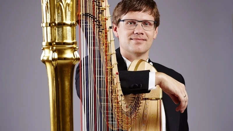 Erik Groenstein-Hendriks spelar harpa med Filharmoniska Sällskapet i Nyköping på söndag 15 oktober.