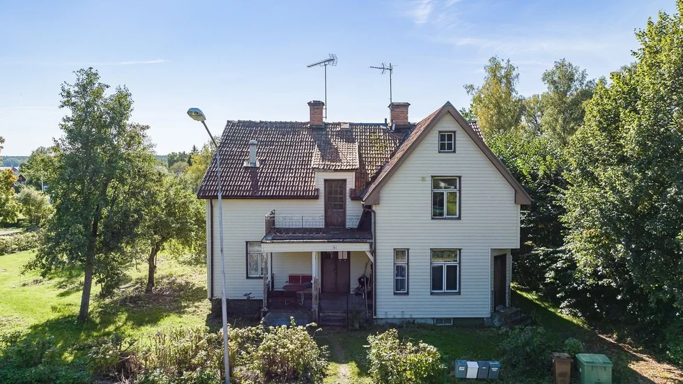 Den äldre villan på Kastanjevägen i Örsundsbro toppade Hemnets klicklista vecka 2 med över 5000 klick, vilket är mest i hela länet under veckan..
