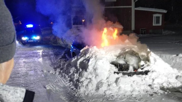 Rickard Rosén täckte över den brinnande bilen med snö när han var ute och skottade.