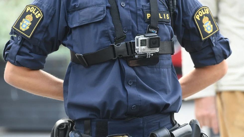 Polis med kroppskamera. Filmerna från polisernas kroppskameror används som bevis mot 16-åringen.