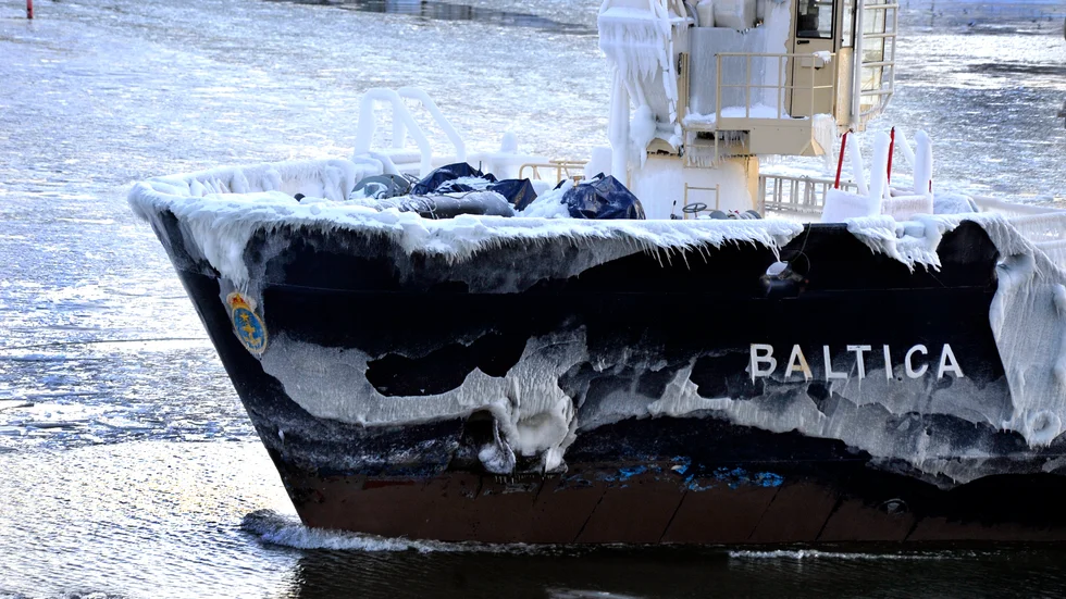 En svår isvinter innebär att Sjöfartsverkets isbrytare får mer jobb. På bilden syns arbetsfartyget Baltica, som också har isbrytningsförmåga. Arkivbild.