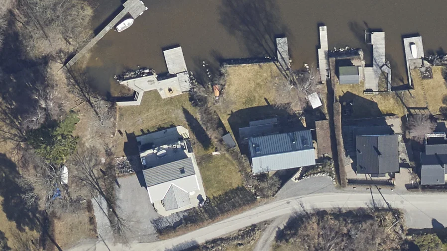 I den detaljplan som vann laga kraft 2017 framgår att bryggorna inte får vara bredare än 1,5 meter. I de områdesbestämmelser som föregick detaljplanen finns inga storleksregleringar. 