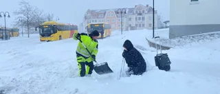 Körigt vid busstationen: Anita fastnade i snöhögen