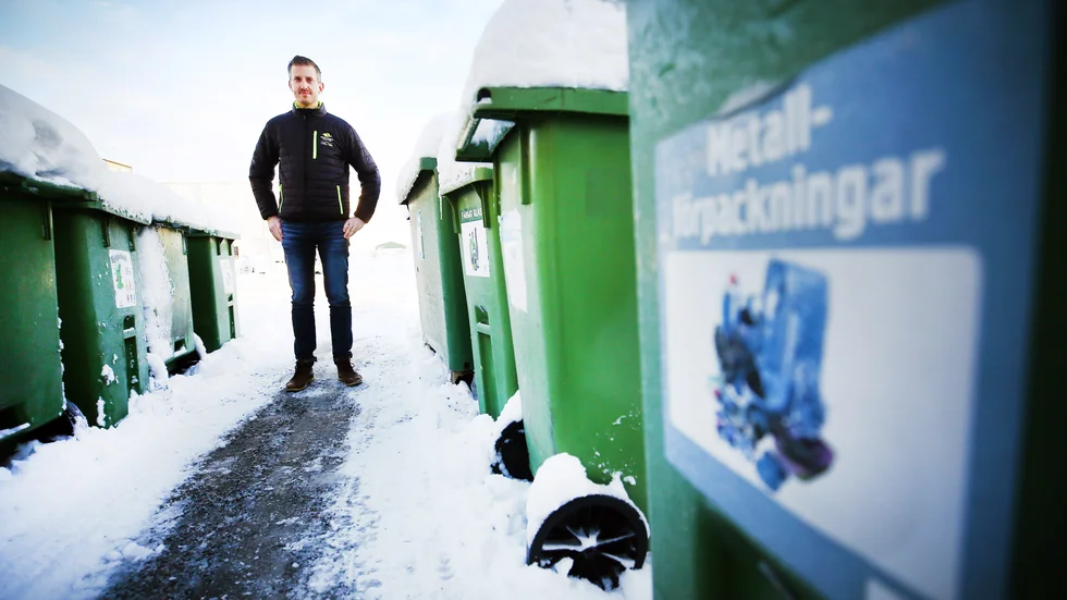 "Det ska vara minst 90 procent rätt, annars får vi en omklassning och då går allt i kärlet till förbränning. Vi får betalt för det vi samlar in men om det bli fel får vi i stället betala för innehållet. Endast en kasse restavfall i fel kärl kan göra att vi får betala för hela kärlet", förklarar Kent Briby, affärsområdeschef för återvinning på Eskilstuna Strängnäs Energi och miljö, ESEM.