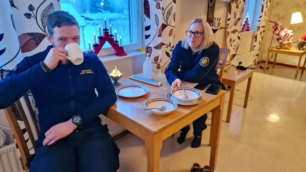 Jul på räddningstjänsten i Gällivare. Jason och Emma började 08 på julaftonsmorgonen.