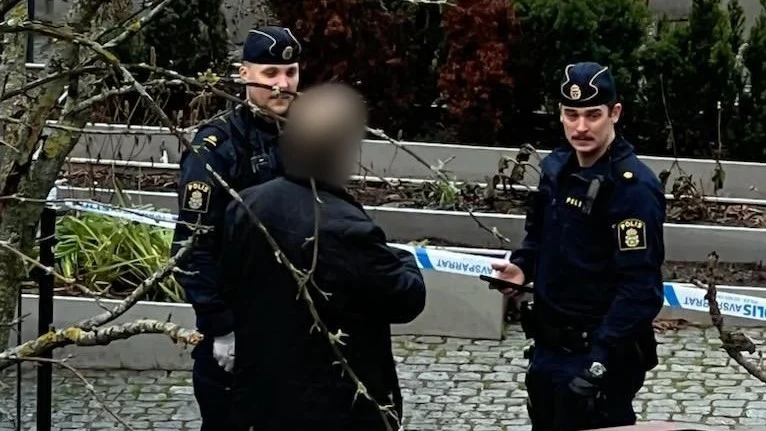 Poliser på plats vid avspärrningen i Hörsalsparken. 