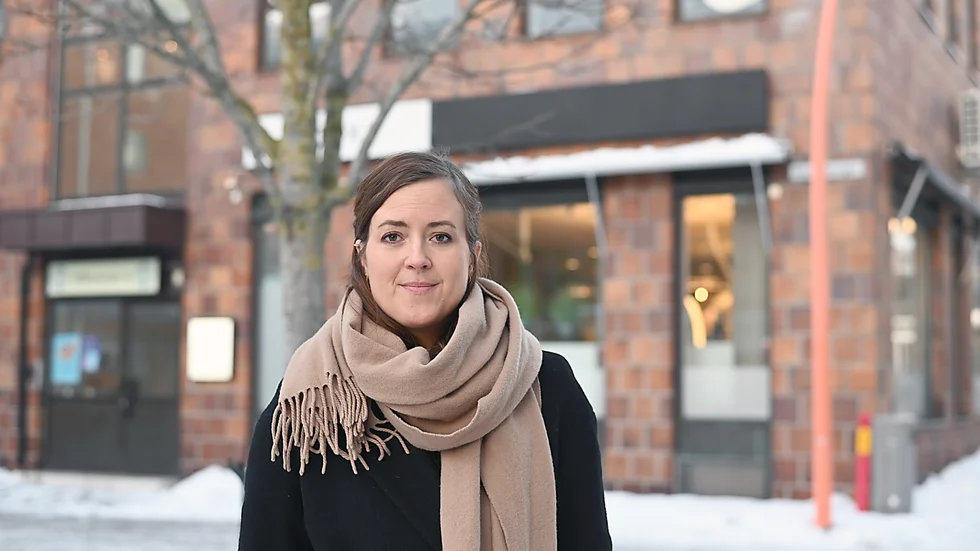 Jenny Sarfati driver en byrå som enbart tar sig an brottsoffren – aldrig förövarna.  Målet är att fler åtal ska väckas och att fler förövare ska fällas.