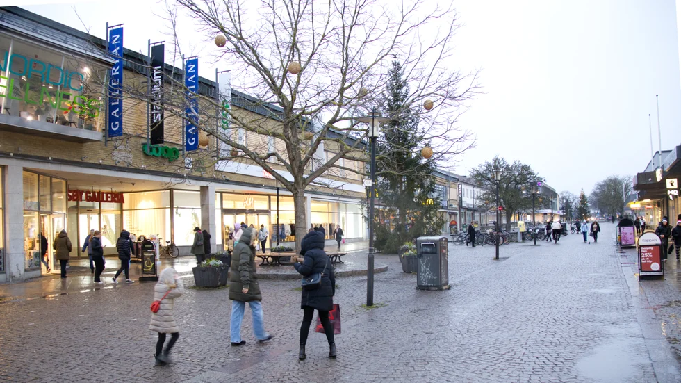 Regionen vill hindra bilar att göra genom Östercentrum. På fredagen sätts hinder ut för att blockera genomfarten.